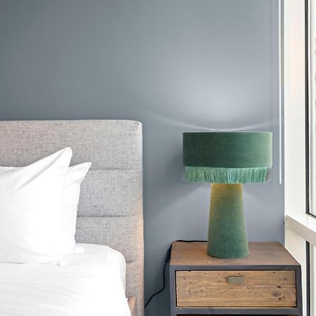 Placemakr Premier Sobro Nashville Esterno foto A table lamp