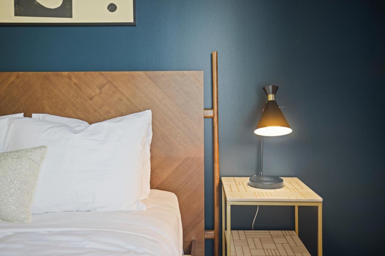 Placemakr Premier Sobro Nashville Esterno foto A lamp on a nightstand