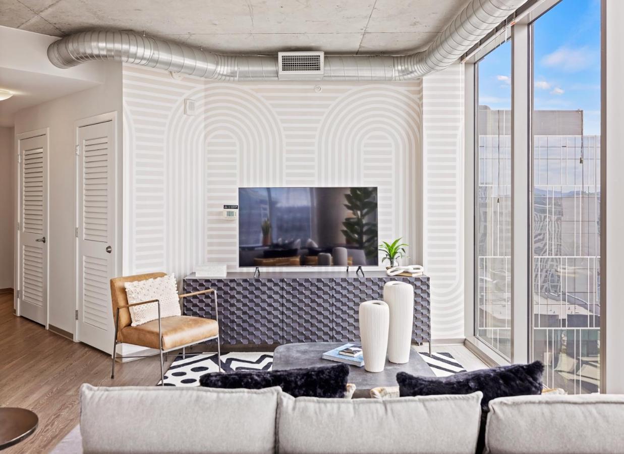 Placemakr Premier Sobro Nashville Esterno foto A living room at 1001 Olympic