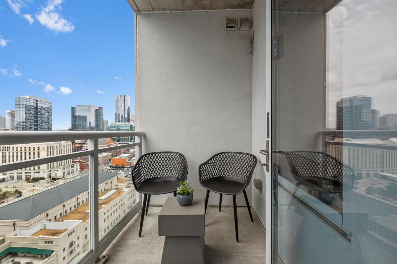 Placemakr Premier Sobro Nashville Esterno foto A balcony in a residential apartment