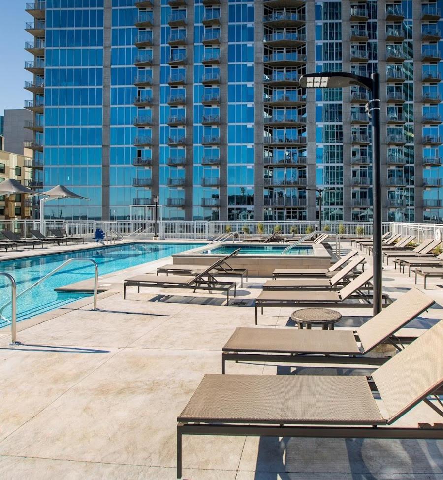 Placemakr Premier Sobro Nashville Esterno foto The pool at the Ritz-Carlton, Downtown, Los Angeles